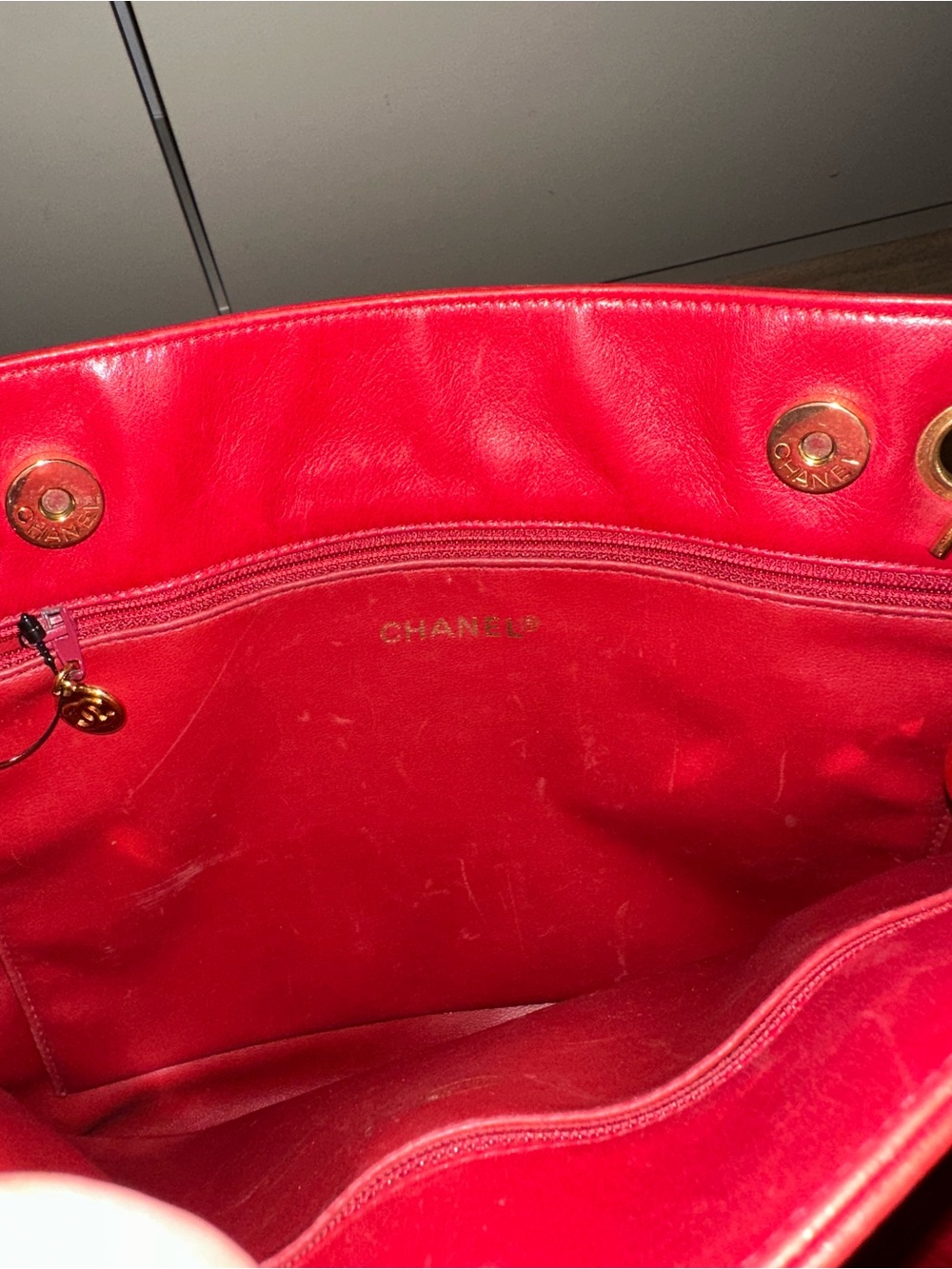 Chanel 90’s Red CC Lambskin Tote with Gold Chain-Detail Straps - Picture 5 of 7